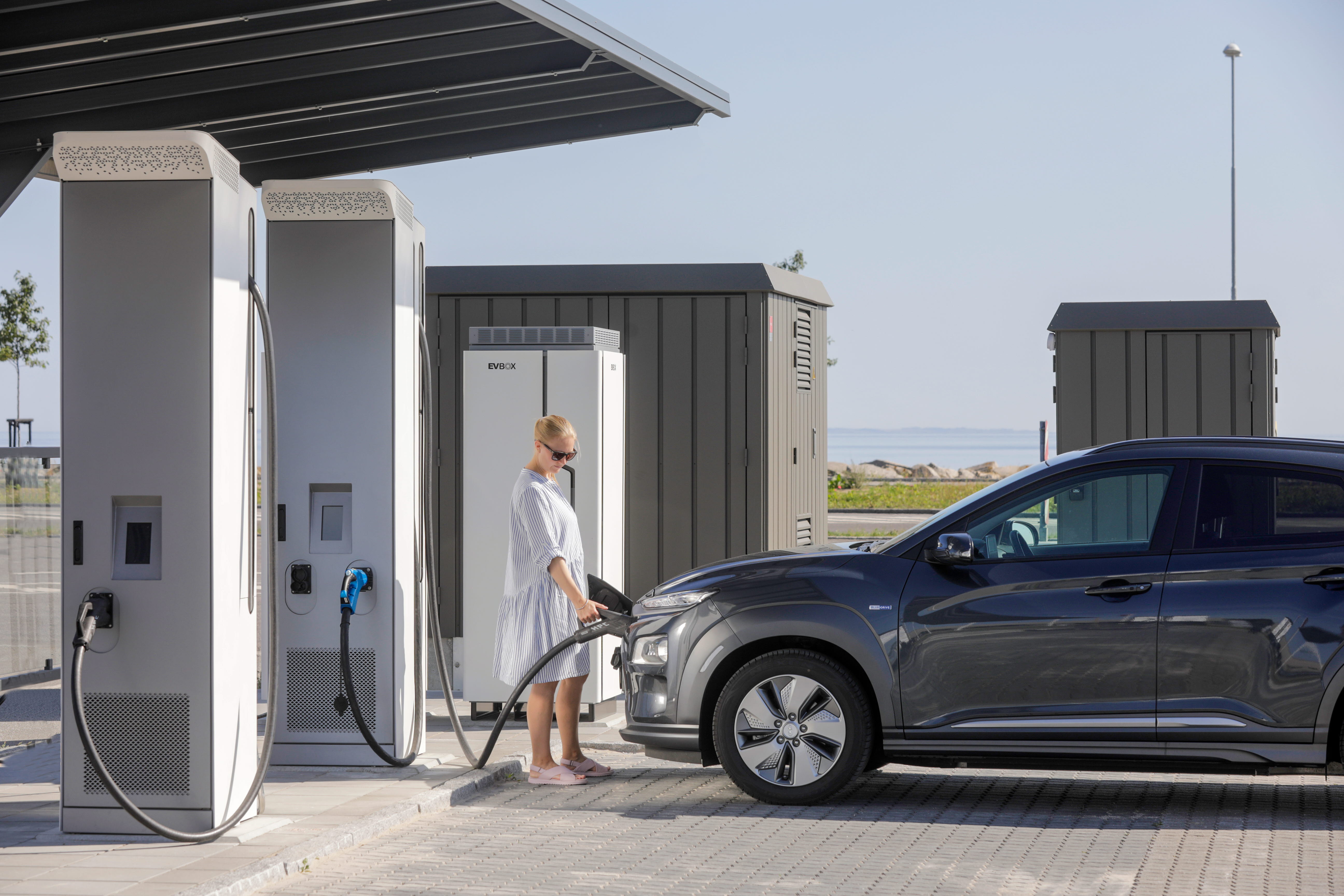 OKQ8-Kvinde-lader-elbil-lynladestation-aarhus-havn.jpg